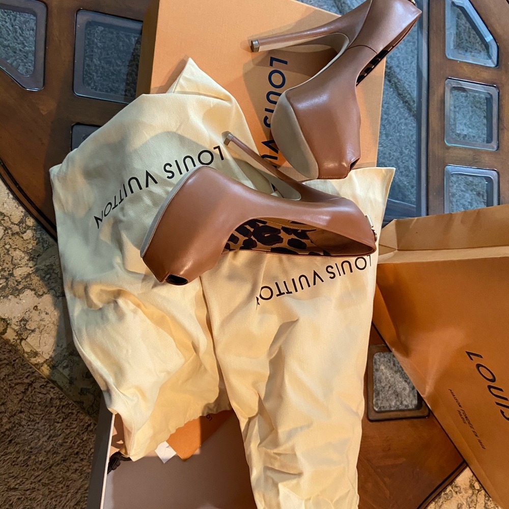 LOUIS VUITTON- NEW PUMPS TAN, SIZE 7